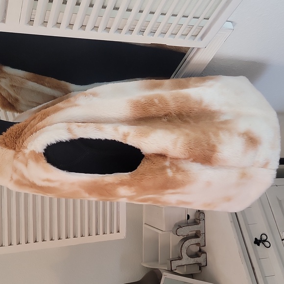 entro Faux Fur Vest - Picture 5 of 9